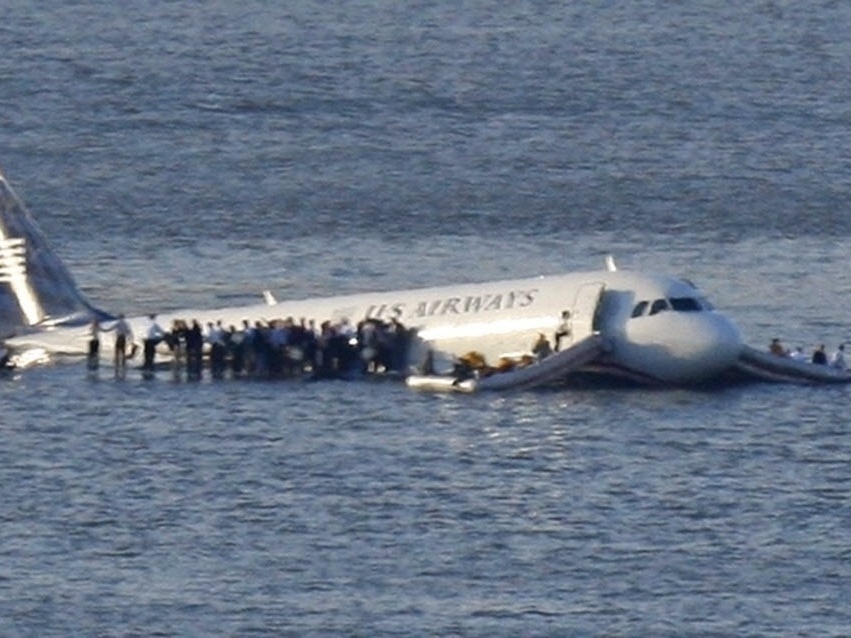 Primeiro pouso do maior avião rosa da Azul no exterior foi captado em  vídeo; confira as belas cenas