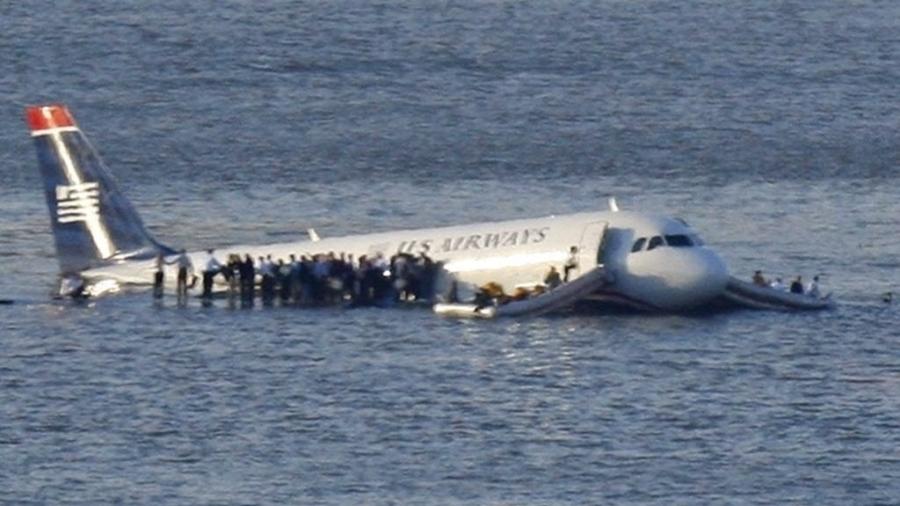 Avião do voo US 1549 após o pouso no rio Hudson, em Nova York: Todos sobreviveram - Brendan McDermid/Reuters
