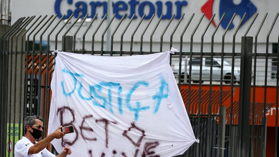 Faixa é deixada em frente a supermercado do Carrefour após assassinato - Reuters