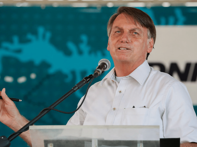 Bolsonaro agora abraça a causa da vacinação, mas com ressalvas