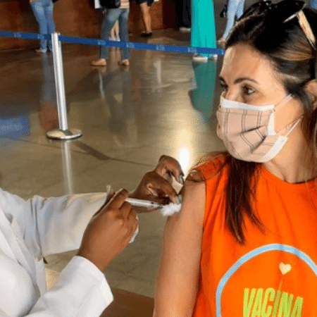 A apresentadora Fátima Bernardes, 58, é vacinada com a primeira dose da vacina contra a covid-19 - Instagram/@fatimabernardes