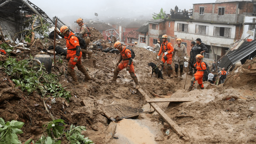 Rios transbordaram e deslizamentos de terra destruíram Petrópolis. - Reuters