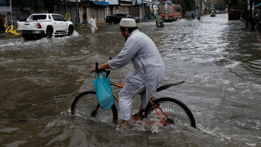 Paquistão decreta emergência por causa das enchentes e pede ajuda internacional - Reuters