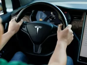 Tesla sofre investigação após acidentes envolvendo sistema ‘Full Self-Driving’