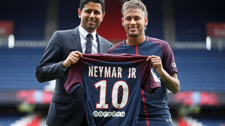 Nasser Al-Khelaifi, amigo do emir do Catar e presidente do PSG, apresentou Neymar em 2017, a contratação mais cara da história - Christian Hartmann/Reuters