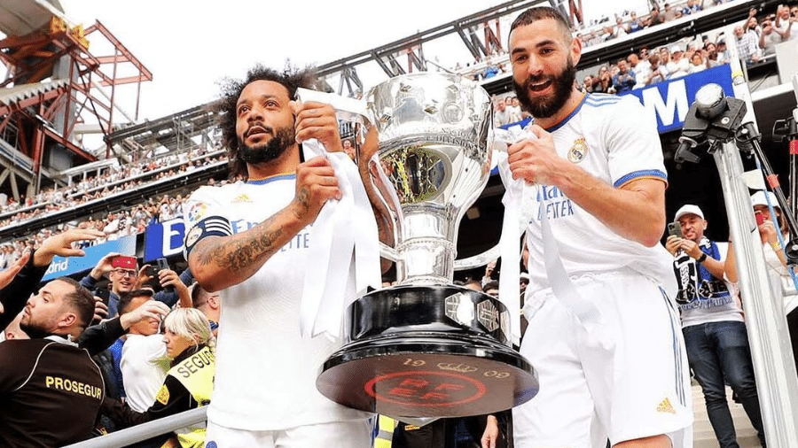 Real Madrid é campeão espanhol, Marcelo e Benzema carregam a taça - Foto: Reprodução/Real Madrid