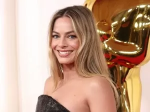 Margot Robbie é fotografada pela primeira vez com o filho após dar à luz; veja imagens