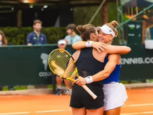 Duplas de Laura e Ingrid vencem e duelam na semi em Floripa