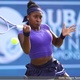 Gauff sofre com o saque, mas passa pela estreia em Dubai