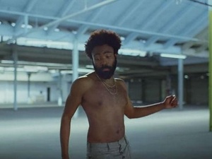 Donald Glover, também conhecido como Childish Gambino, exibe, dançando sem camisa, seus talentos de ator, cenógrafo, produtor, humorista e rapper - Foto: reprodução/Youtube - Foto: reprodução/Youtube