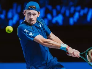 De Minaur faz semi em Viena e diminui a distância para o top 8