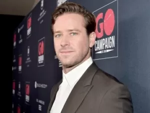 Armie Hammer revela que cortou contato com a mãe em meio a acusações de abuso e canibalismo, e explica motivo; ouça