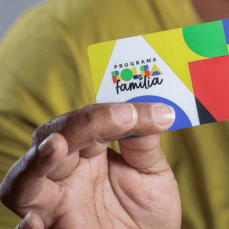 Cartão do Bolsa Família na mão do beneficiário