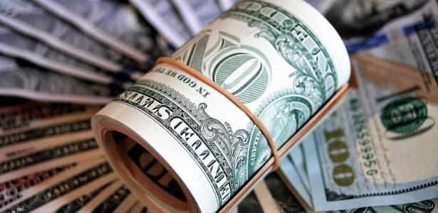 Dólar cai pela décima vez seguida e fecha a R$ 5,83; Bolsa de Valores cai