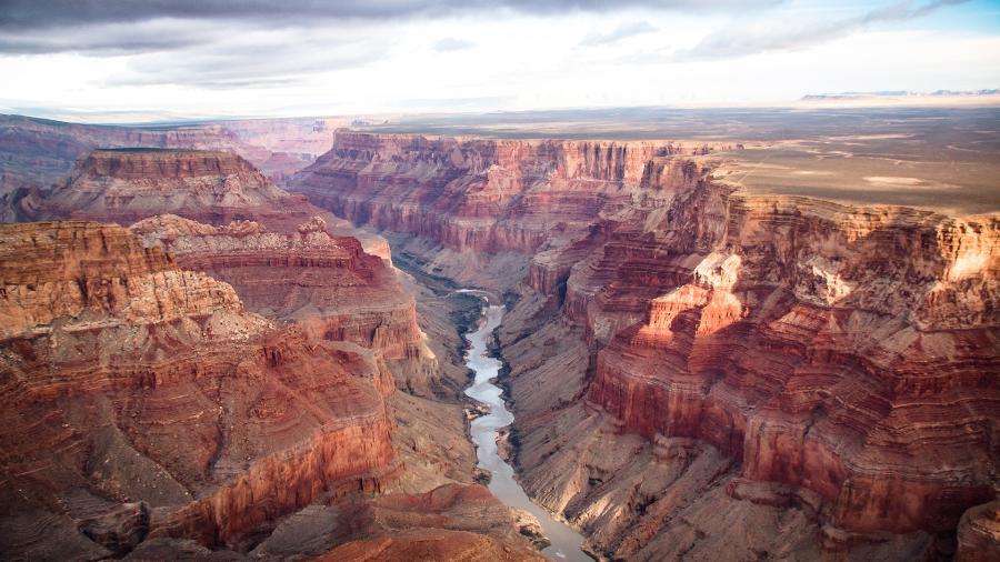 Vista sobre a parte sul e norte do Grand Canyon a partir do helicóptero