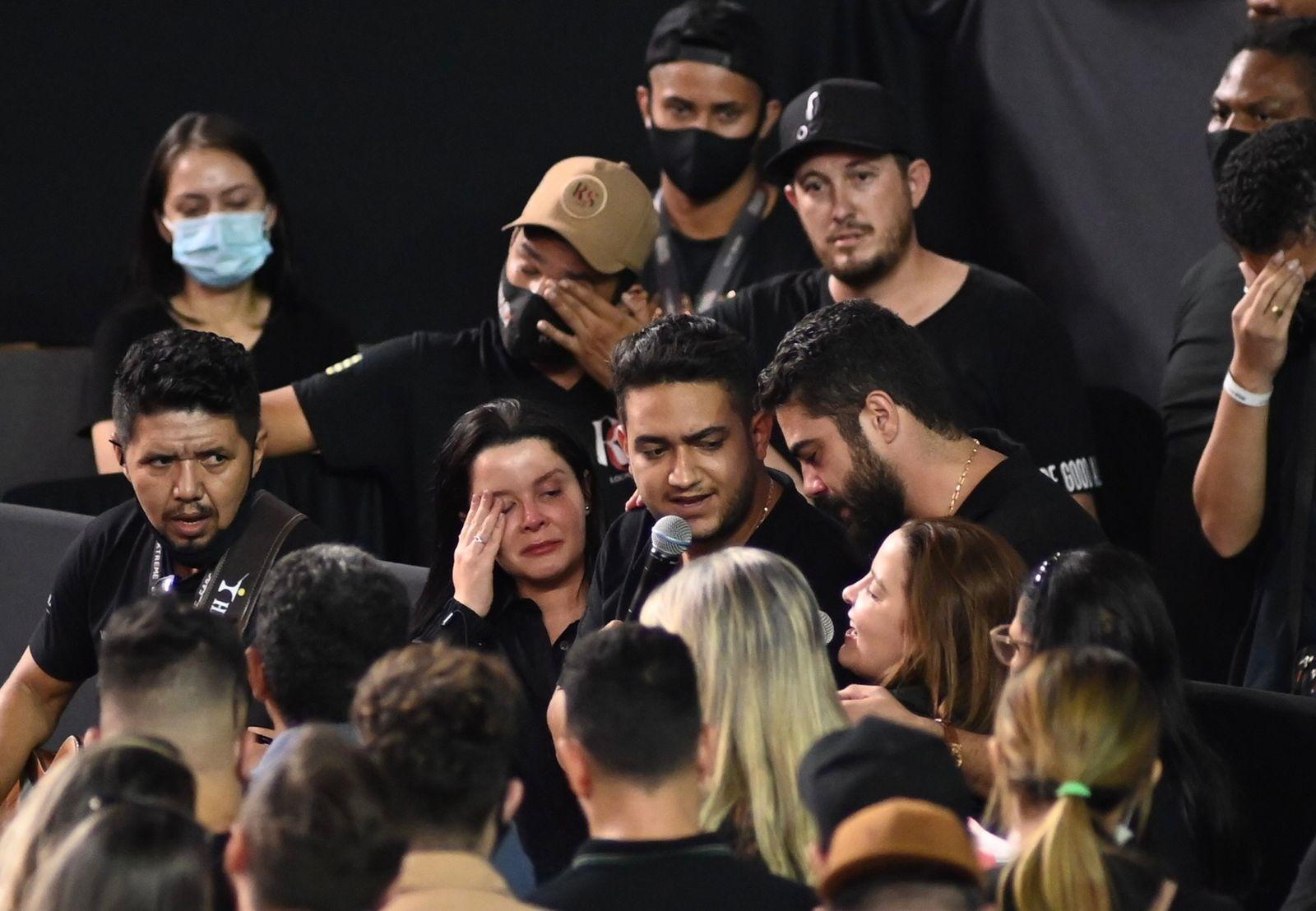 Henrique e Juliano e Maiara e Maraísa cantam em homenagem a Marília Mendonça no final do velório da cantora, em Goiânia - AgNews