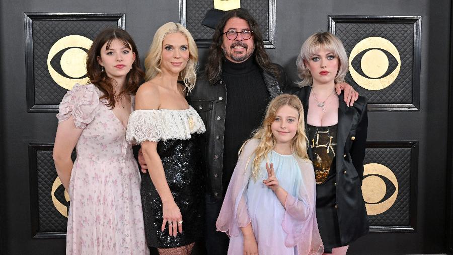 Dave Grohl, Jordyn Blum e as filhas, Harper (à esquerda), Ophelia (à frente) e Violet (à direita) - Axelle/Bauer-Griffin/FilmMagic