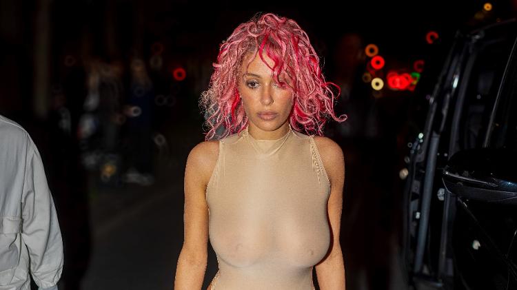 Bianca Censori foi seminua a um desfile em Paris em 2024 Bianca Censori foi seminua a um desfile em Paris em 2024