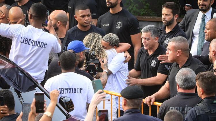 MC Poze abraça mulher, Vivi Noronha, após deixar prisão MC Poze abraça mulher, Vivi Noronha, após deixar prisão