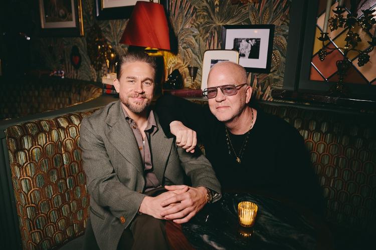 Charlie Hunnam e Ryan Murphy em evento de divulgação de 'Monstro'
