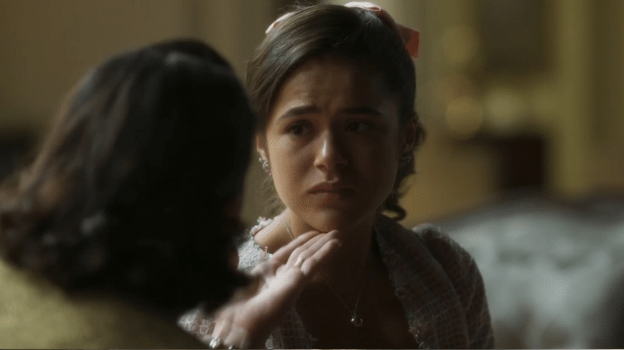 Clarice (Carol Castro) e Bia (Maisa) em 'Garota do Momento' Clarice (Carol Castro) e Bia (Maisa) em 'Garota do Momento'