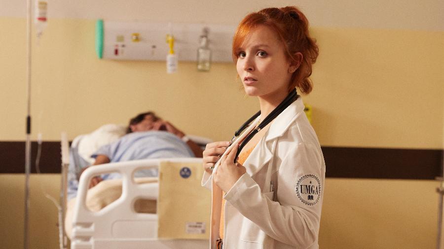 Larissa Manoela é uma médica em "Lulli", seu novo filme original com a Netflix - Suzanna Tierie/Netflix