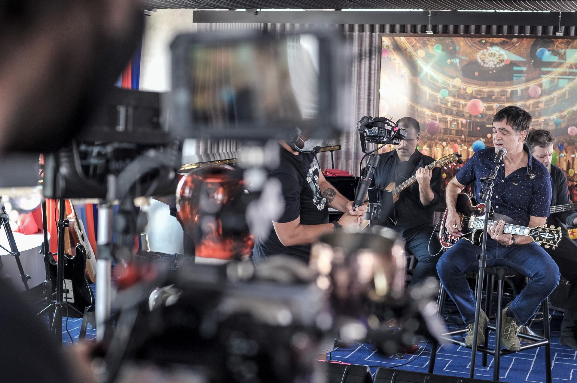 Samuel Rosa nos bastidores do 'Sai da Caixa', de Tiago Abravanel - Reinaldo Canato/UOL