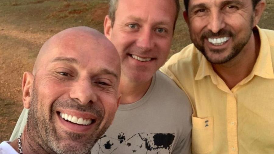 Rafael Ilha, o terapeuta Sandro Barros e o ator Sérgio Hondjakoff  - Reprodução/Instagram