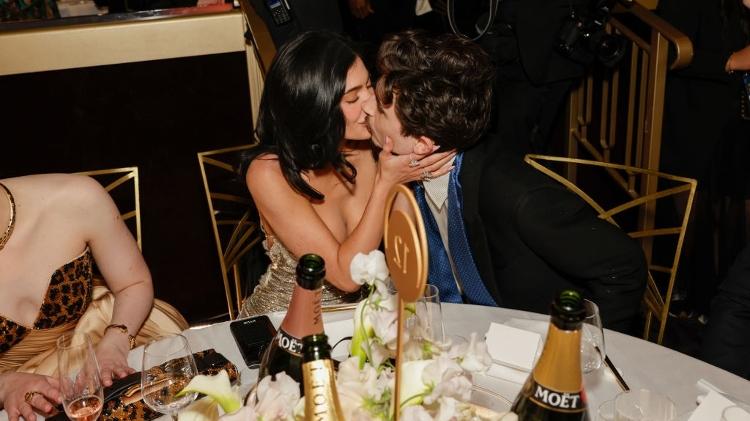 Kylie Jenner e Timothée Chalamet, que raramente aparecem juntos, se beijaram no Globo de Ouro