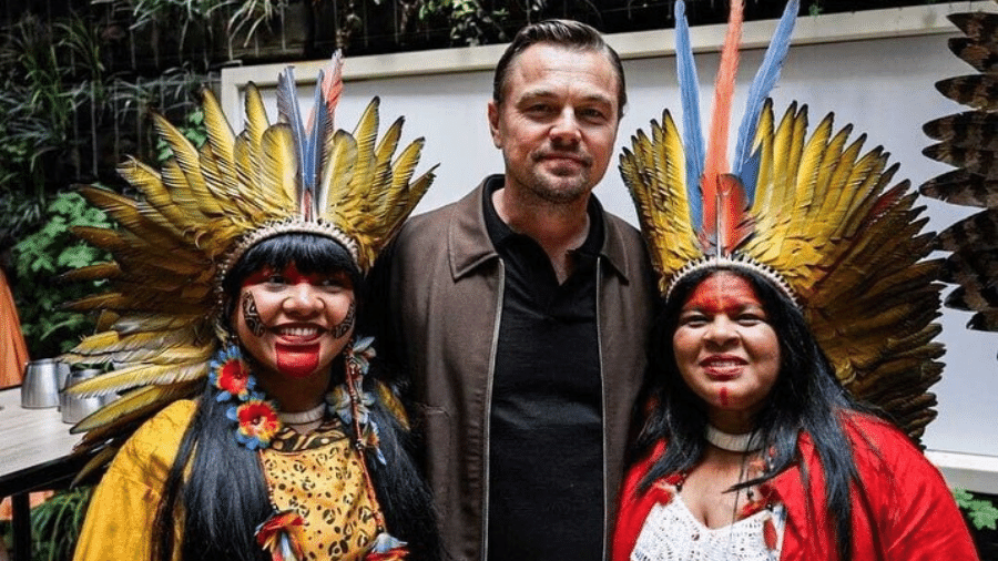 A deputada Célia Xakriabá (PSOL-MG), de amarelo, e a ministra dos Povos Indígenas, Sonia Guajajara, de vermelho, com Leonardo DiCaprio ao meio - Reprodução/Instagram