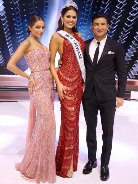 Olivia Culpo, Miss Universo 2012, com a mexicana Miss Universe 2020 Andrea Meza e o apresentador Mario Lopez