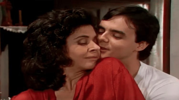 Tieta (Betty Faria) e Ricardo (Cássio Gabus Mendes)