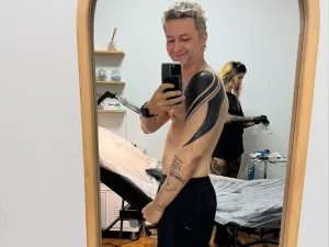 Aos 42 anos, Lucas Lima exibe nova tatuagem: 'Não tem idade melhor'