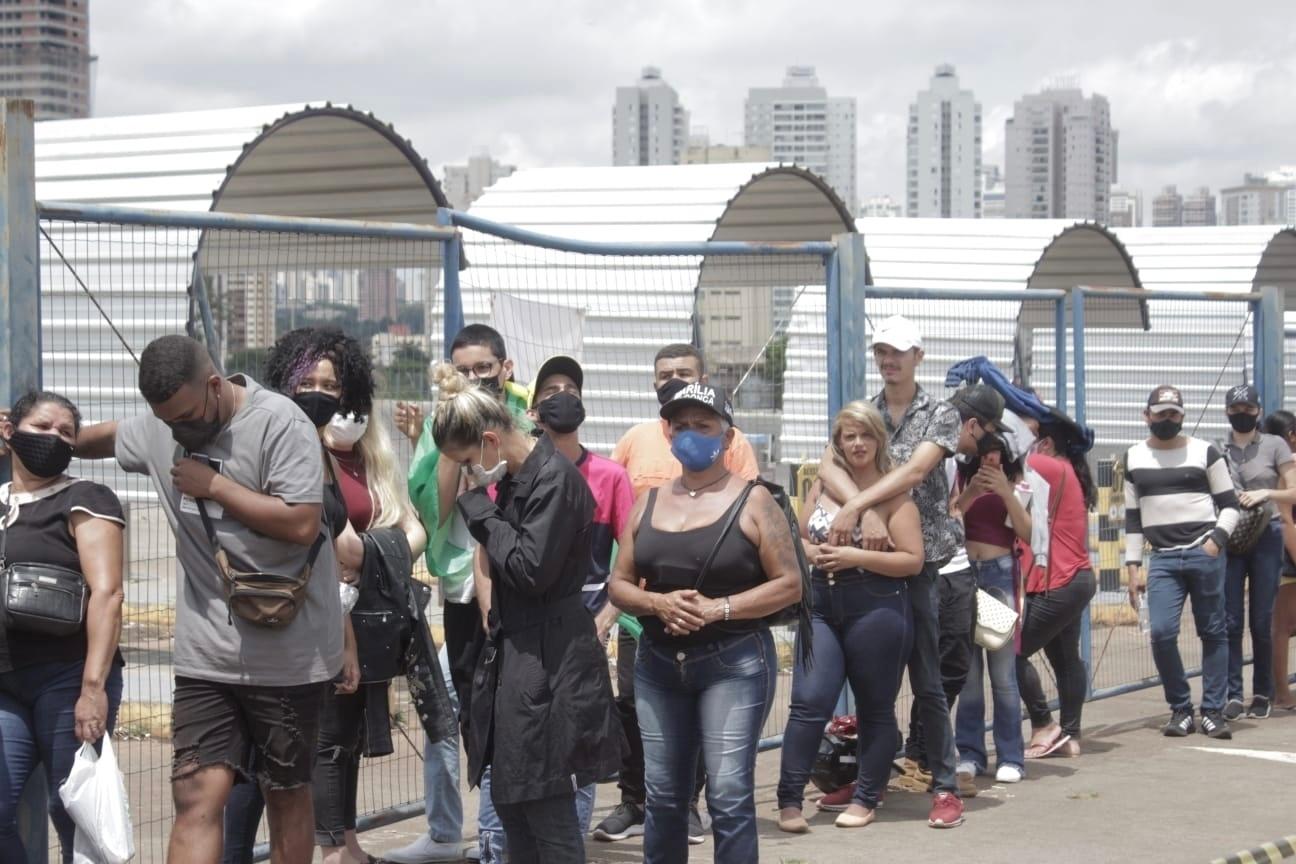 Fãs fazem fila nos arredores da Arena Goiânia para entrar no velório de Marília Mendonça, que deve abrir ao público às 13h - J. Lee/ Brazil News