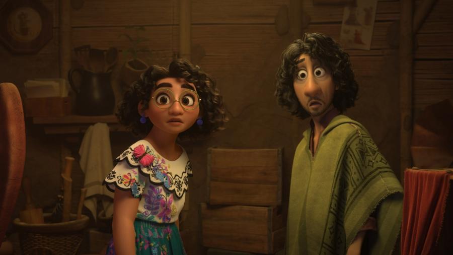 Mirabel (Stephanie Beatriz) e Bruno (John Leguizamo), de "Encanto", nova animação da Disney - Divulgação