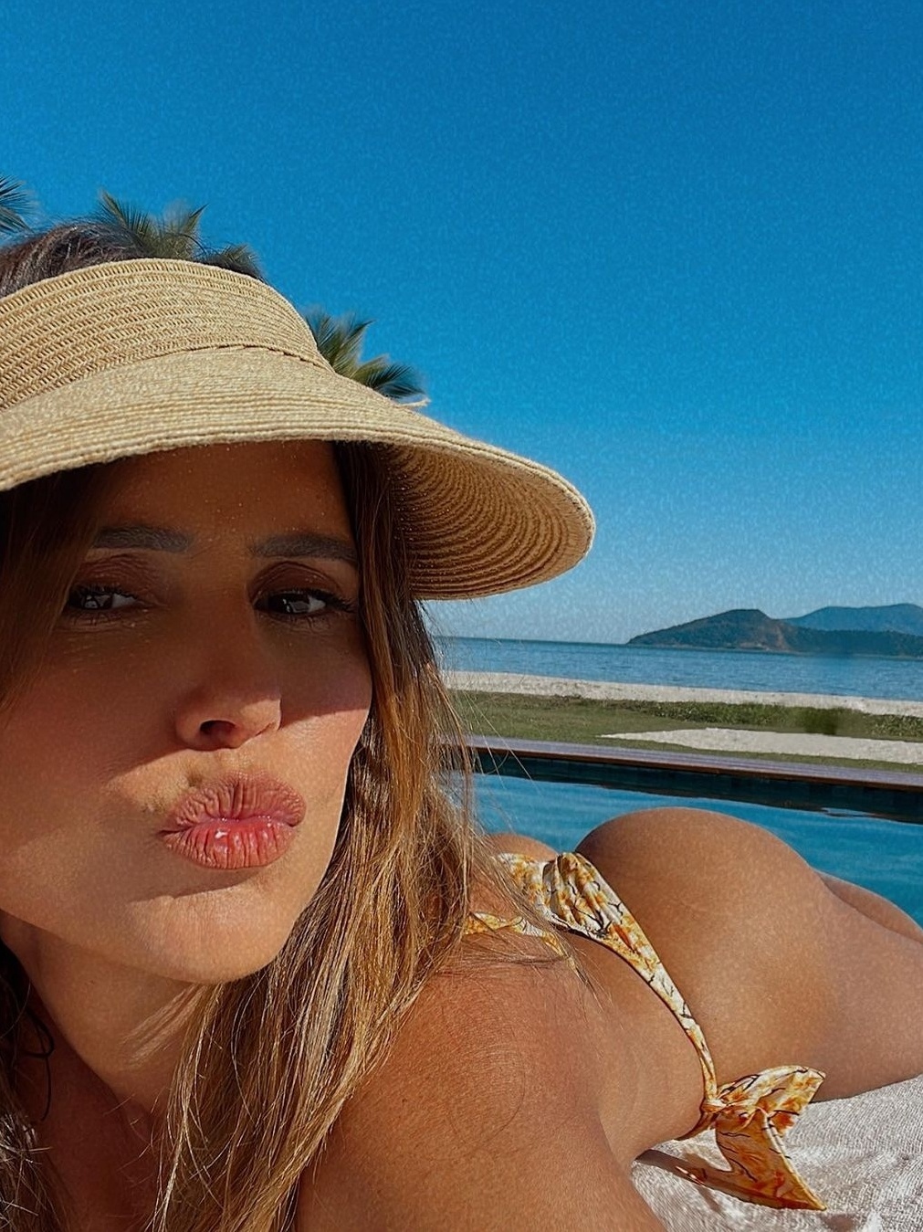 Deborah Secco exibe o corpo em boa forma em foto de biquíni