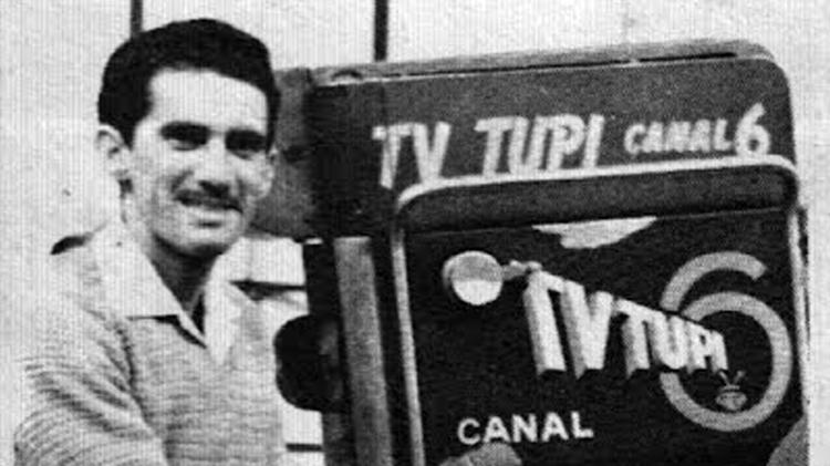 Renato já falou sobre como era difícil fazer humor durante a ditadura militar no Brasil. 'Você tinha que fazer uma esquete, na época estava na TV Tupi, e tinha que fazer ensaio geral para a censura. Três sargentões vinham assistir e no dia também. Imagina o constrangimento. Eles não riam, tinham que fazer tipo', falou no programa Na Moral, em 2016