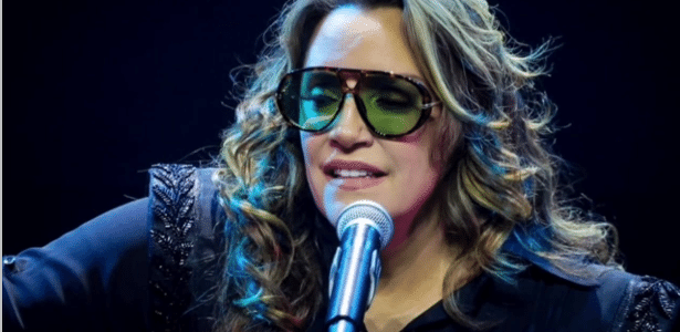 Ana Carolina interrompe show e dá bronca em equipe após falha: 'Essa merda'