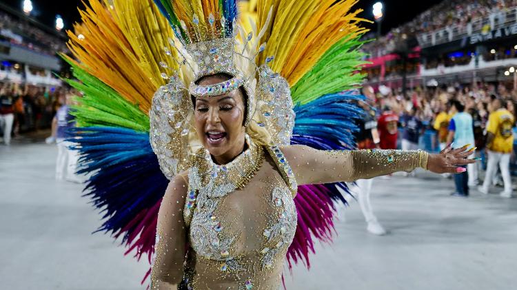 12.fev.2024 - Desfile da Porto da Pedra na primeira noite de carnaval no sambódromo da Marquês de Sapucaí