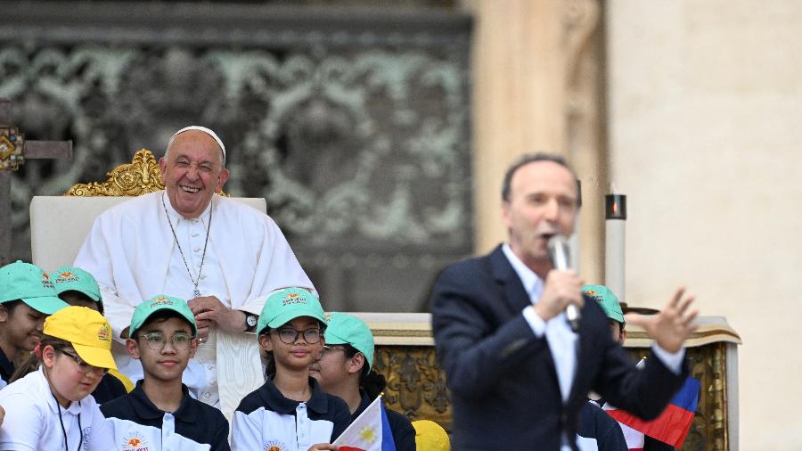 Papa Francisco se diverte com o discurso do ator Roberto Benigni