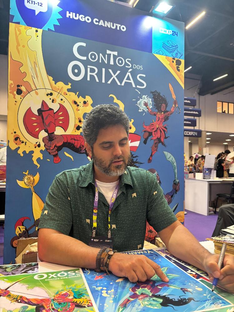 Hugo Canuto assina sua arte durante a CCXP 24