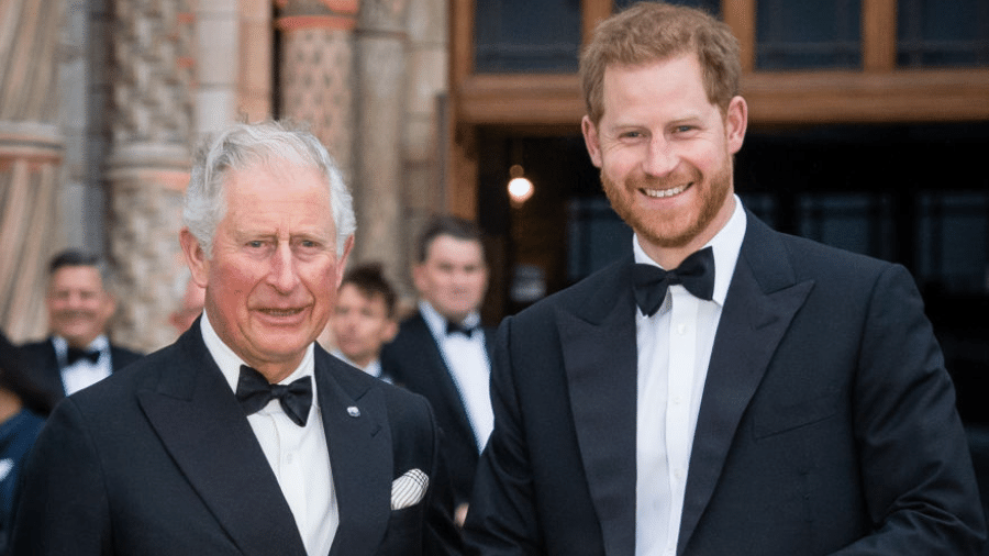 O rei Charles 3º e o príncipe Harry em 2019