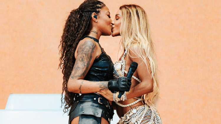 Ludmilla e Brunna Gonçalves se beijaram no palco do Coachella