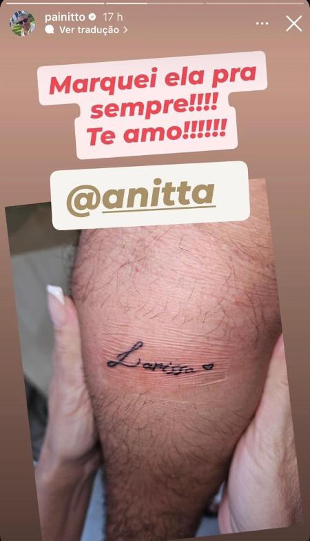 Pai de Anitta tatua Larissa no braço para homenagear a cantora 