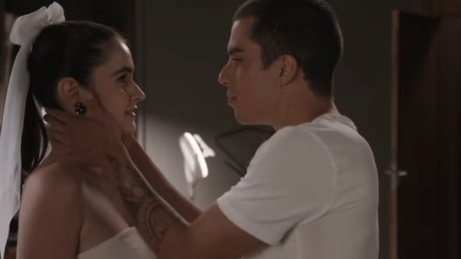 Cris (Valentina Herzage) beija Marcos (Luan Argollo) em 'Elas por Elas'