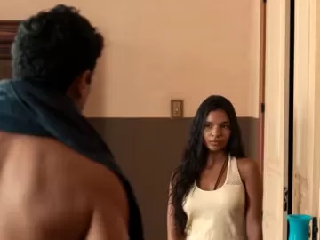 Ritinha invade quarto e flagra José Augusto saindo do banho em 'Renascer'
