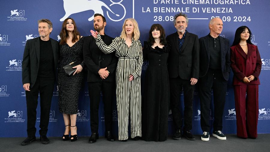 O elenco de 'Os Fantasmas Ainda Se Divertem' no Festival de Veneza, com o diretor Tim Burton (o terceiro da direita para a esquerda)