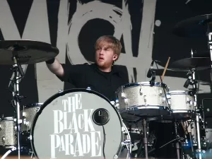 Morre Bob Bryar, ex-baterista do My Chemical Romance, aos 44 anos