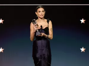 Concorrente de Fernanda Torres no Oscar vence prêmio de melhor atriz