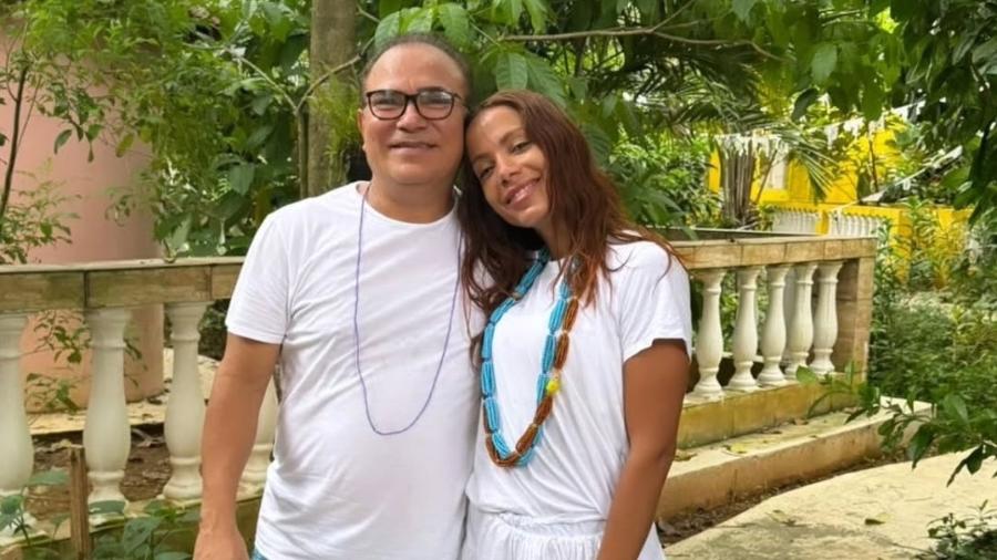 Sergio Pina é pai de santo da cantora Anitta, contra Bolsonaro Sergio Pina é pai de santo da cantora Anitta, contra Bolsonaro